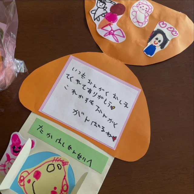 今日は年中さんの音楽参観でした🎵
参観の後、片付けていたら
『プレゼント内緒だよ〜』
『隠して、隠して…』と階段から
可愛い声が…

すずらん組のみんなが
勤労感謝のプレゼントを
持って来てくれました😆

泣きそう🥹

毎年ありがとう♡
字は年長さんが書いてくれたそう
頑張って作ってくれたね！

参観での
ピアニカもリトミックも
めちゃくちゃ頑張ってました😃

#川西市ピアノ教室
#川西市リトミック教室
#兵庫県川西市
#ピアノ
#リトミック
#絶対音感
#リトミック研究センター
#ディプロマA
#松田知育ピアノ
#かすみリトピア会員