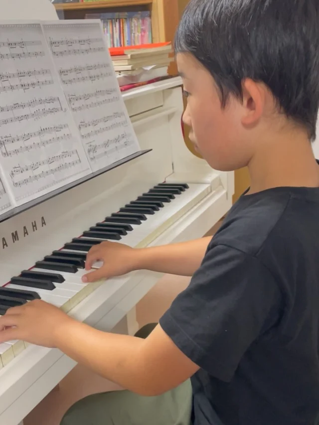 3年生くん😆マリオの曲、やってみようか〜❗️最近、しんどい曲多かったしね💦っと提案
知ってる曲弾くの、楽しいよね♡

これ、任天堂の公認楽譜では
エンドレスに続く感じ😅
最後は
ステージクリアの曲を
くっつけようか、と模索中…

楽しんで頑張れ〜👍

#川西市ピアノ教室
#川西市リトミック教室
#ピアノ
#リトミック
#絶対音感
リトミック研究センター認定教室
ディプロマA資格所持
松田知育ピアノ
かすみリトピア会員