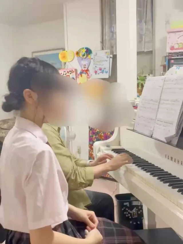 『I am』って激しめの曲だったのね💦
などと話しながら連弾の合わせ。

『これでラスト』『もう一回だけ』と
何度も何度も合わせて…

初めのグリッサンドのせいで
指が真っ赤に☝️
『指、大丈夫なの〜💦』
この曲、上手に弾きたいんだよね

とっても忙しい中学一年生😆
課題はまだまだ有りますが
楽しんでます💓

#川西市ピアノ教室
#川西市リトミック教室
#ピアノ
#リトミック
#中学生ピアノ
リトミック研究センター認定教室
ディプロマA資格所持
松田知育ピアノ
かすみリトピア会員
